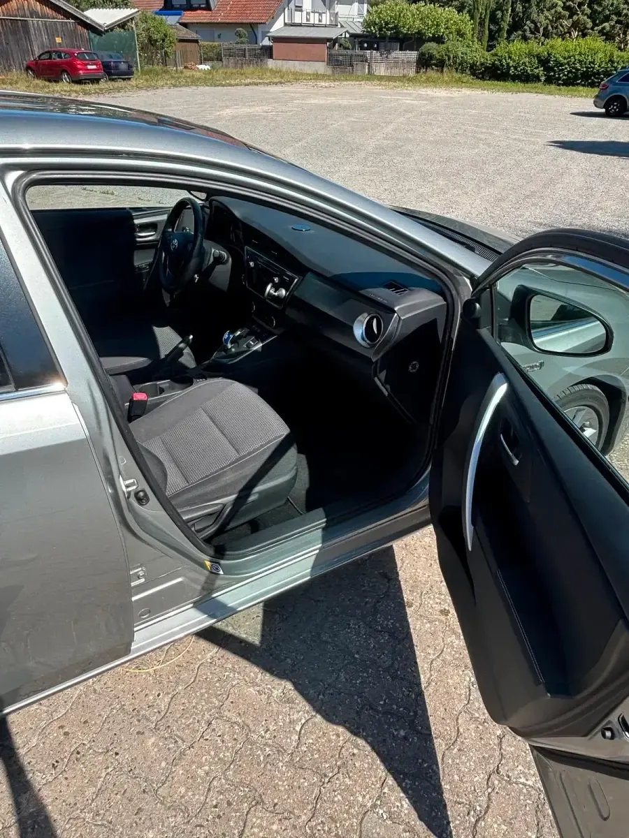 Gebraucht Toyota Auris Hybrid 136 PS (100 kW) 2013 Silber Kleinwagen