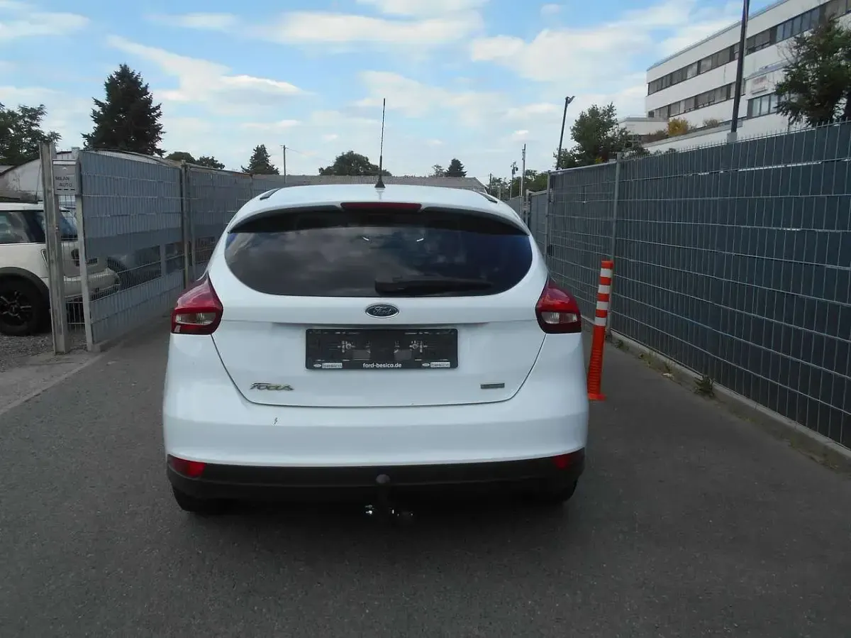 Gebraucht Ford Focus Trend 101 PS (74 kW) 2016 Frostweiß Kleinwagen