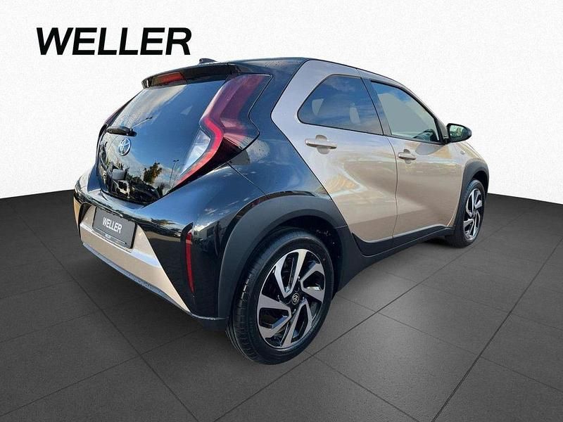 Neu Toyota Aygo X 72 PS (52 kW) 2025 Gold SUV