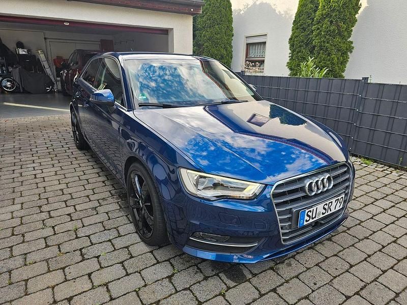 Blau Gebraucht 2014 Audi A3 Ambiente Limousine | 12.900 € (Fairer Preis) - Bild 1/4