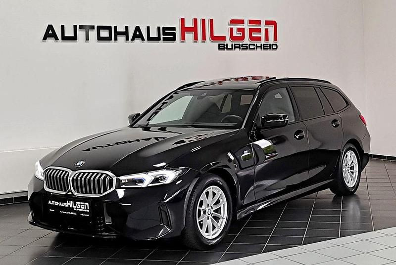 Black sapphire metallic Gebraucht 2023 BMW 320 M Sport Kombi | 34.850 € (Guter Preis) - Bild 1/4