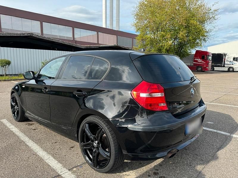 Gebraucht BMW 116 122 PS (89 kW) 2010 Schwarz Kleinwagen