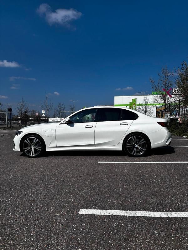 Gebraucht BMW 330e M Sport 292 PS (214 kW) 2020 Weiß Limousine