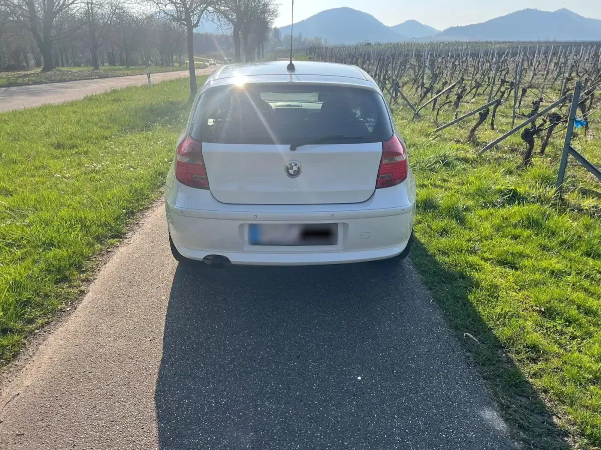 Gebraucht BMW 116 122 PS (89 kW) 2009 Weiß Kleinwagen
