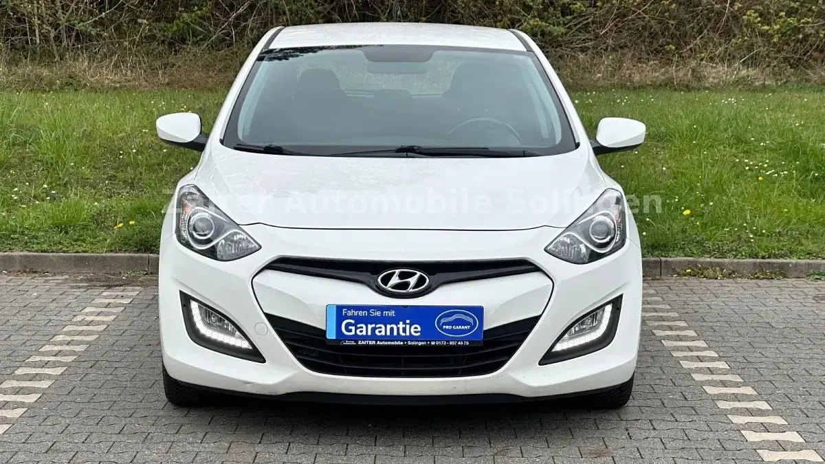 Gebraucht Hyundai i30 Edition 110 PS (80 kW) 2013 Weiß Limousine