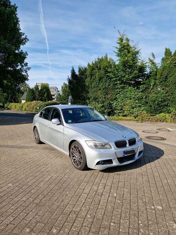 Grau Gebraucht 2012 BMW 320 Limousine | 5.999 € (Superpreis) - Bild 1/4
