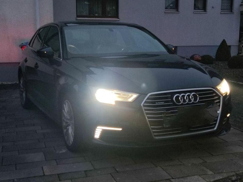 Second-hand Audi e-tron 150 CP (110 kW) 2017 Albastru SUV