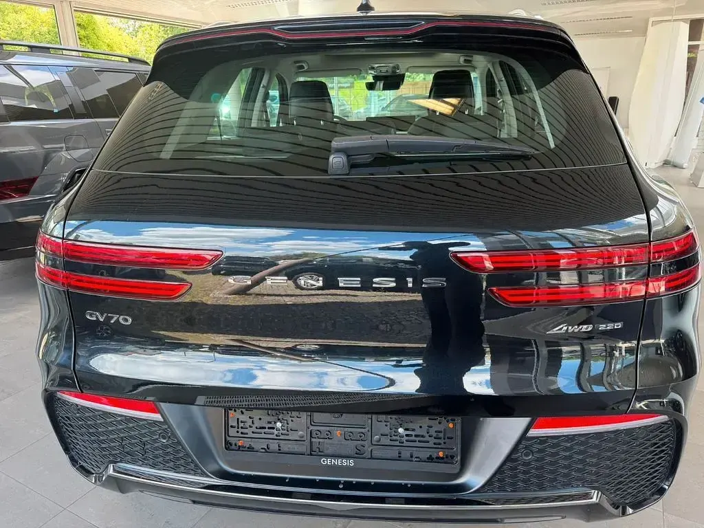 Second-hand Genesis GV70 201 CP (147 kW) 2024 Negru SUV
