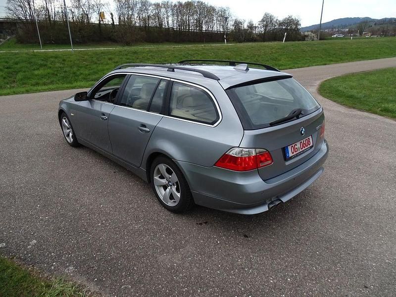 Gebraucht BMW 530 218 PS (160 kW) 2004 Silber Kombi
