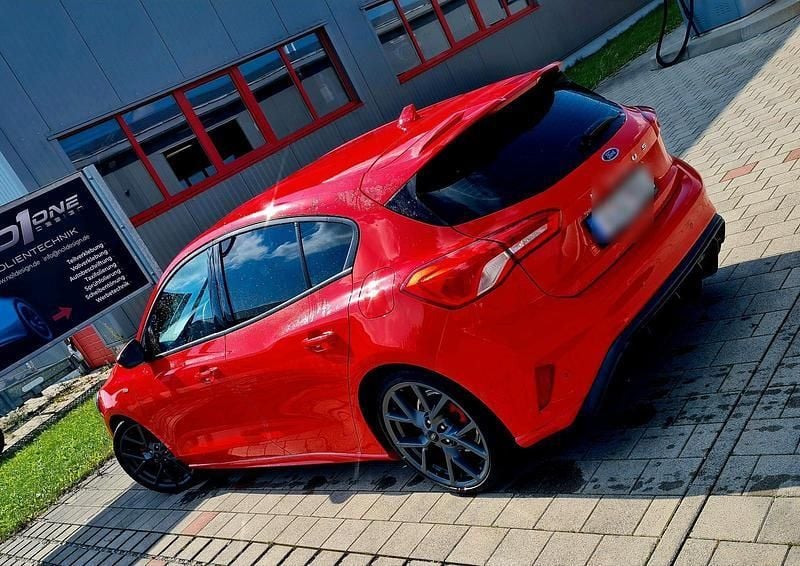 Rot Gebraucht 2025 Ford Focus ST-Line Limousine | 17.000 € - Bild 1/4