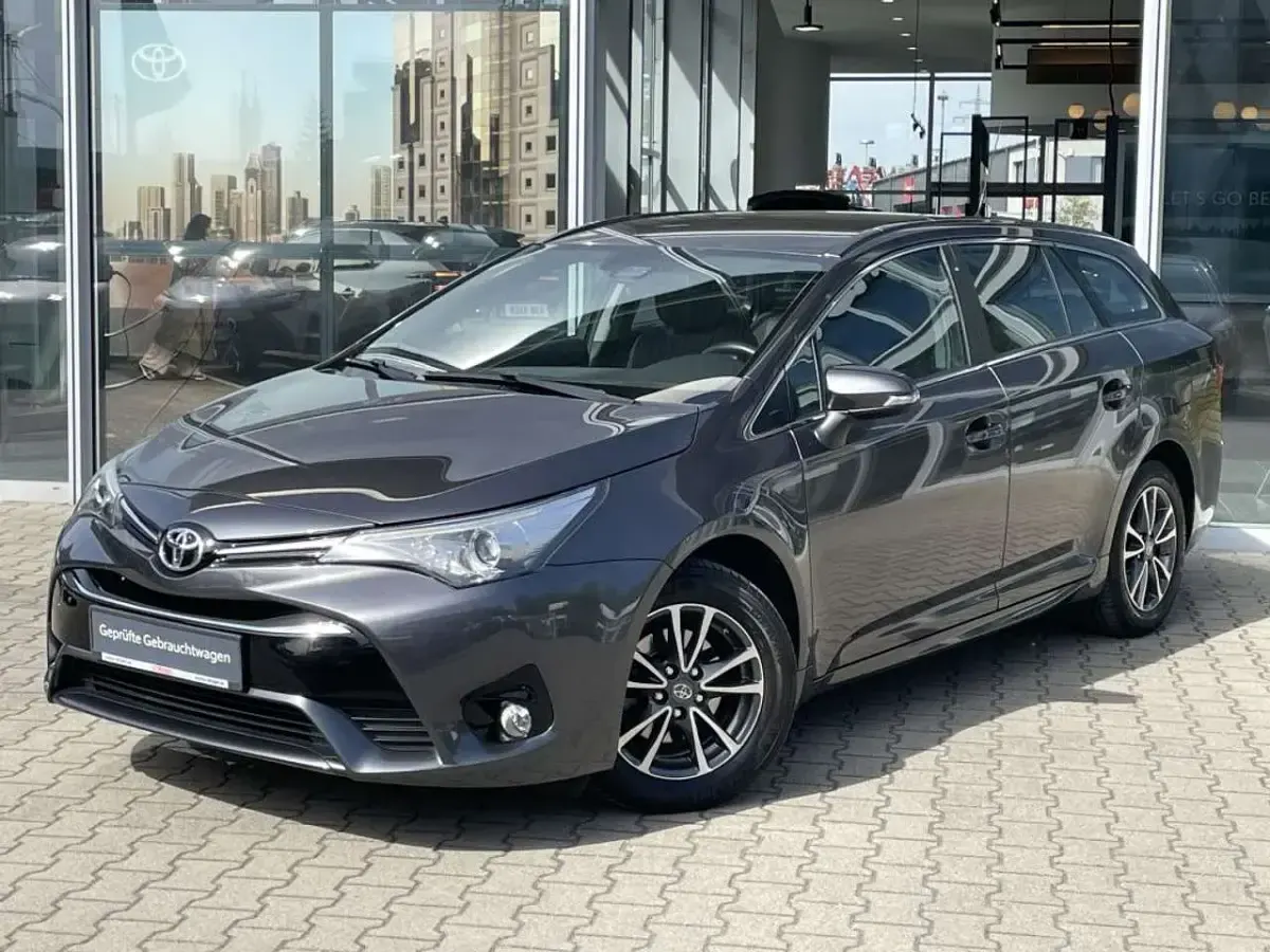 Gebraucht Toyota Avensis Comfort 147 PS (108 kW) 2016 Marlingrau metallic Kombi