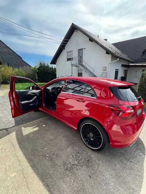 Gebraucht Mercedes A160 102 PS (75 kW) 2016 Rot Limousine