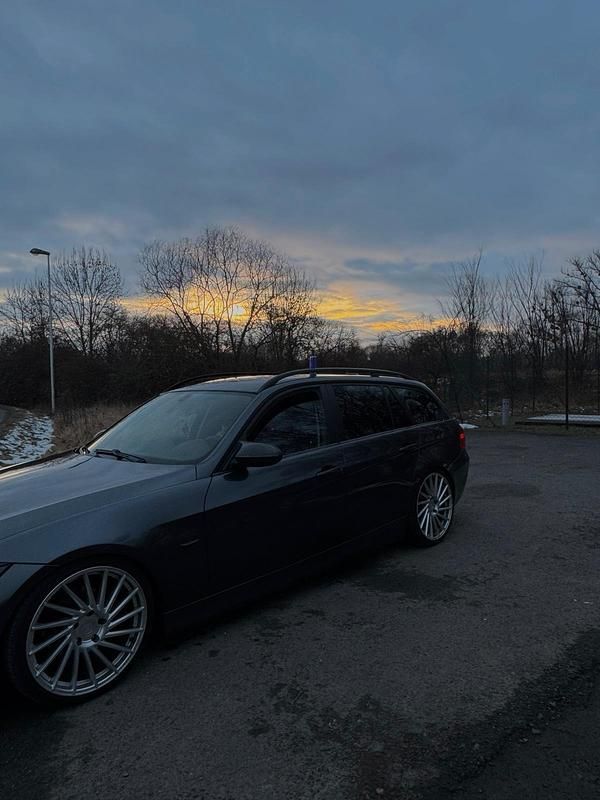 Gebraucht BMW 320 163 PS (119 kW) 2007 Grau Kombi