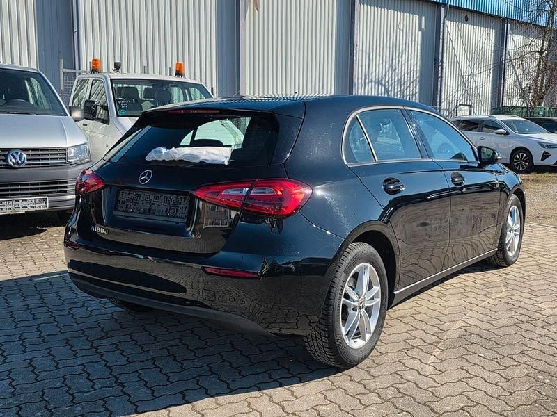Gebraucht Mercedes A180 116 PS (85 kW) 2019 Schwarz Limousine
