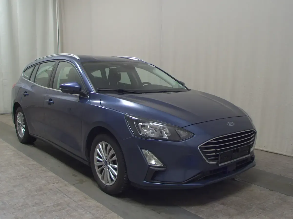 Käytetty Ford Focus Titanium 125 HP (91 kW) 2021 Sininen Sedan