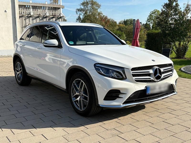 Weiß Gebraucht 2018 Mercedes GLC220 AMG SUV | 29.900 € (Fairer Preis) - Bild 1/4