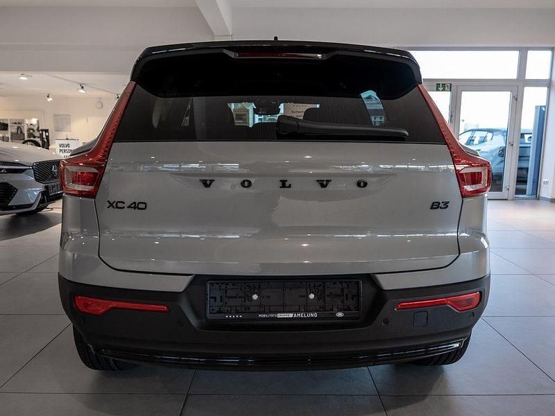 Neu Volvo XC40 Plus 163 PS (119 kW) 2026 Grau SUV