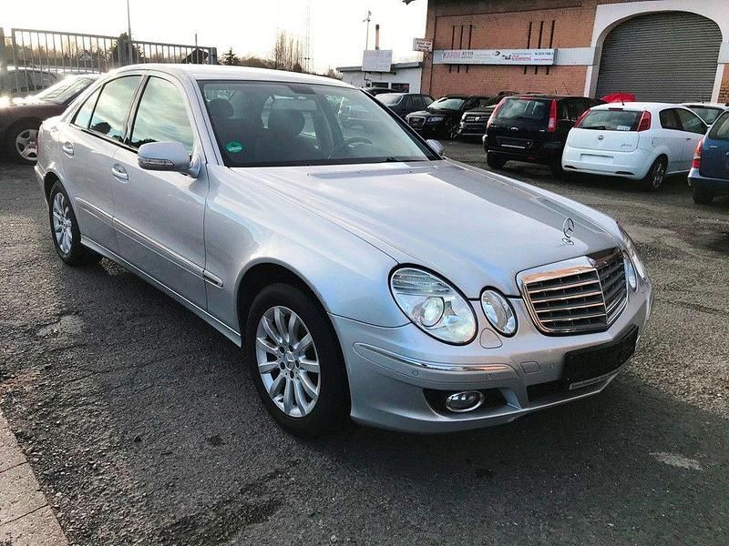 Silber Gebraucht 2006 Mercedes E220 Limousine | 6.499 € (Etwas zu teuer) - Bild 1/4