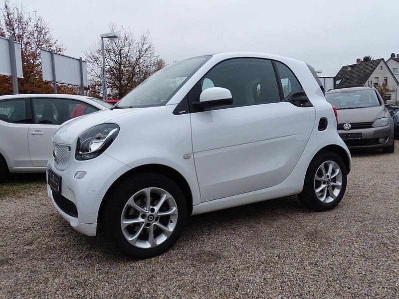 Weiß Gebraucht 2017 Smart ForTwo Coupé Passion Kleinwagen | 11.200 € (Fairer Preis) - Bild 1/4
