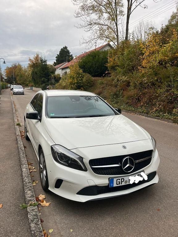Weiß Gebraucht 2017 Mercedes A180 Urban Limousine | 13.900 € (Guter Preis) - Bild 1/4