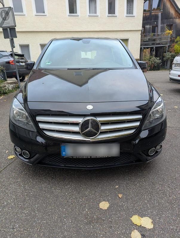 Schwarz Gebraucht 2012 Mercedes B180 Van / Kleinbus | 9.500 € (Fairer Preis) - Bild 1/4