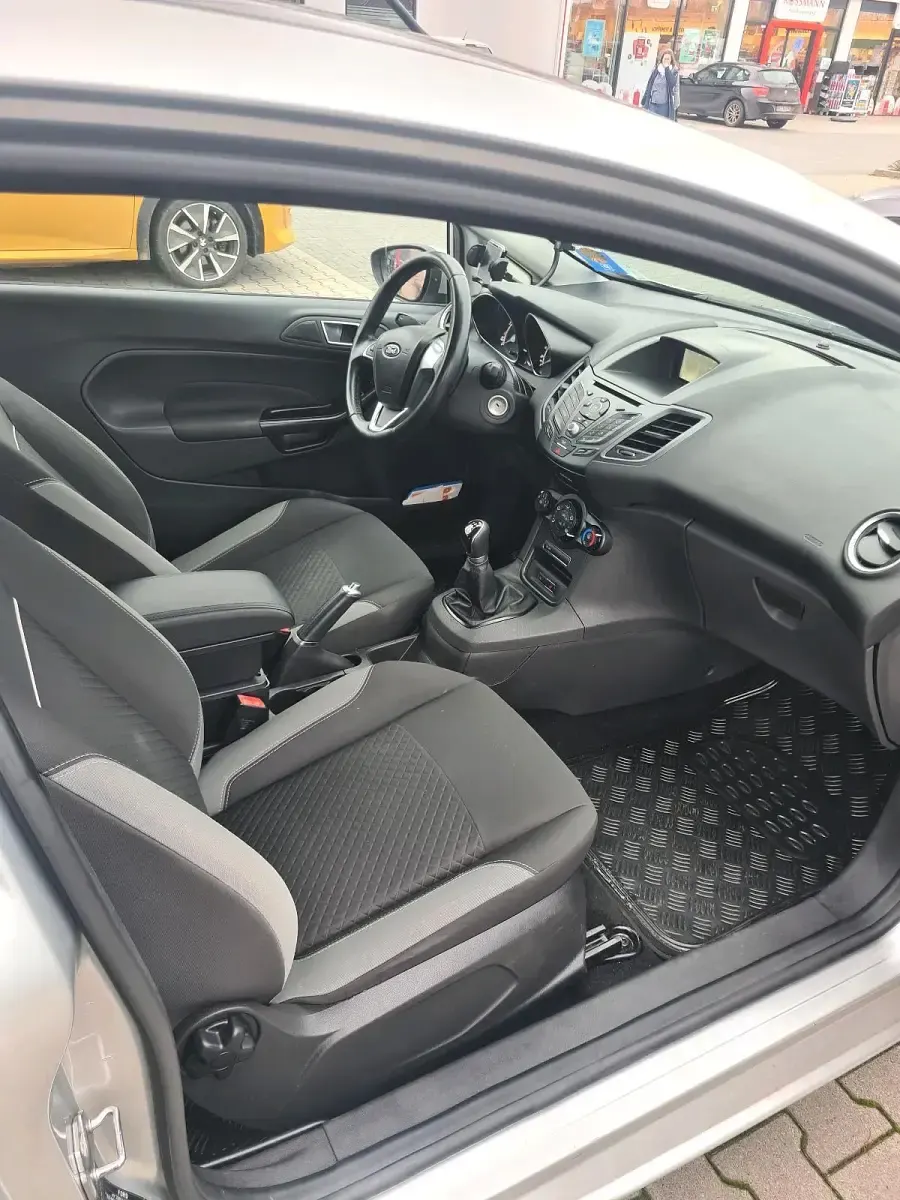 Gebraucht Ford Fiesta 101 PS (74 kW) 2016 Silber Kleinwagen