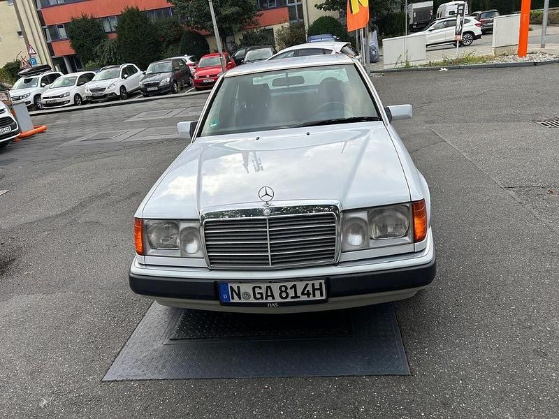 Weiß Gebraucht 1993 Mercedes E200 Limousine | 5.960 € - Bild 1/4