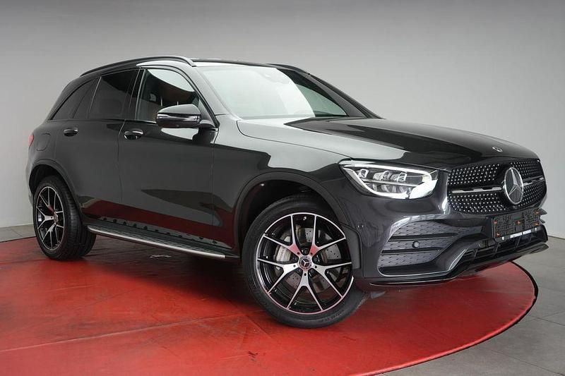 Grau Gebraucht 2021 Mercedes GLC300e AMG SUV | 39.990 € (Teuer) - Bild 1/4
