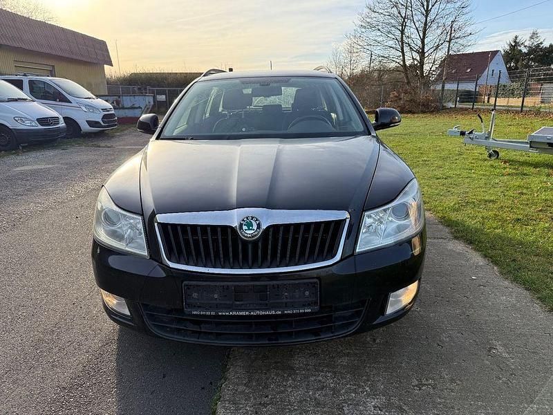 Schwarz Gebraucht 2012 Skoda Octavia Ambition Kombi | 2.499 € (Superpreis) - Bild 1/4