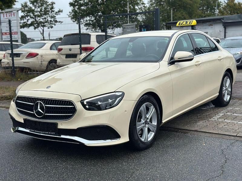 Beige Gebraucht 2022 Mercedes E200 Avantgarde Limousine | 20.900 € (Guter Preis) - Bild 1/4