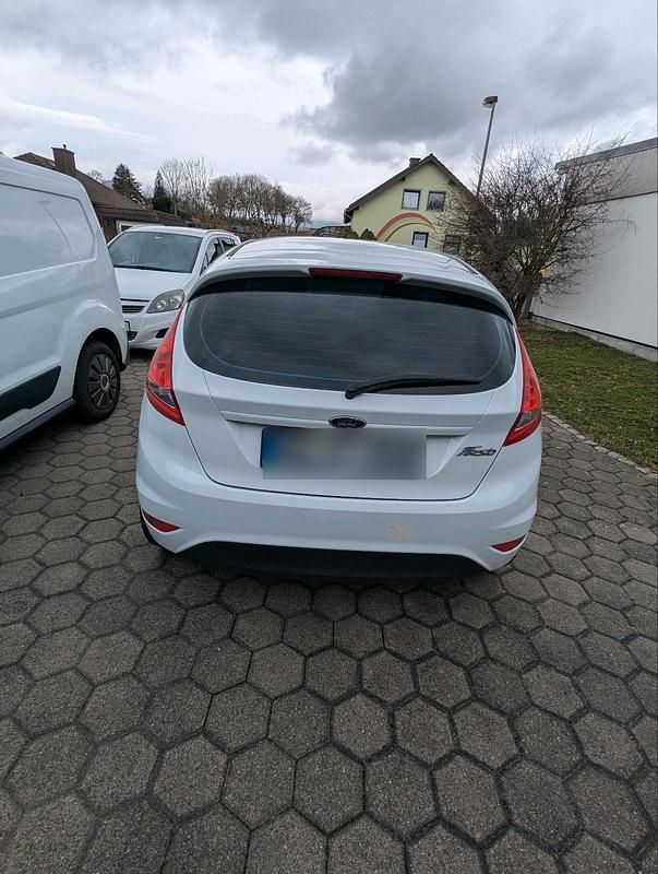 Gebraucht Ford Fiesta 82 PS (60 kW) 2009 Weiß Kleinwagen