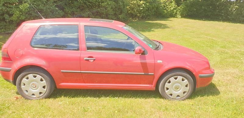 Rot Gebraucht 2001 VW Golf IV Kleinwagen | 500 € (Superpreis) - Bild 1/4