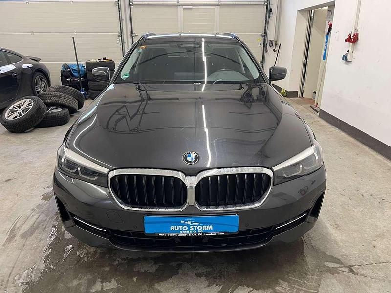 Gebraucht BMW 520 Performance 190 PS (139 kW) 2022 Sophistograu brillanteffekt me Kombi