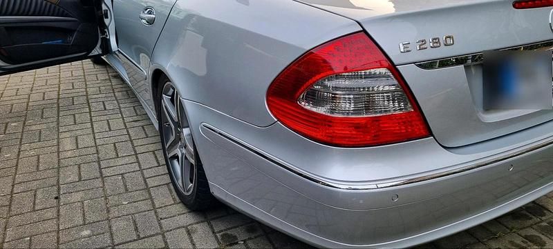 Gebraucht Mercedes E280 190 PS (139 kW) 2008 Silber Limousine