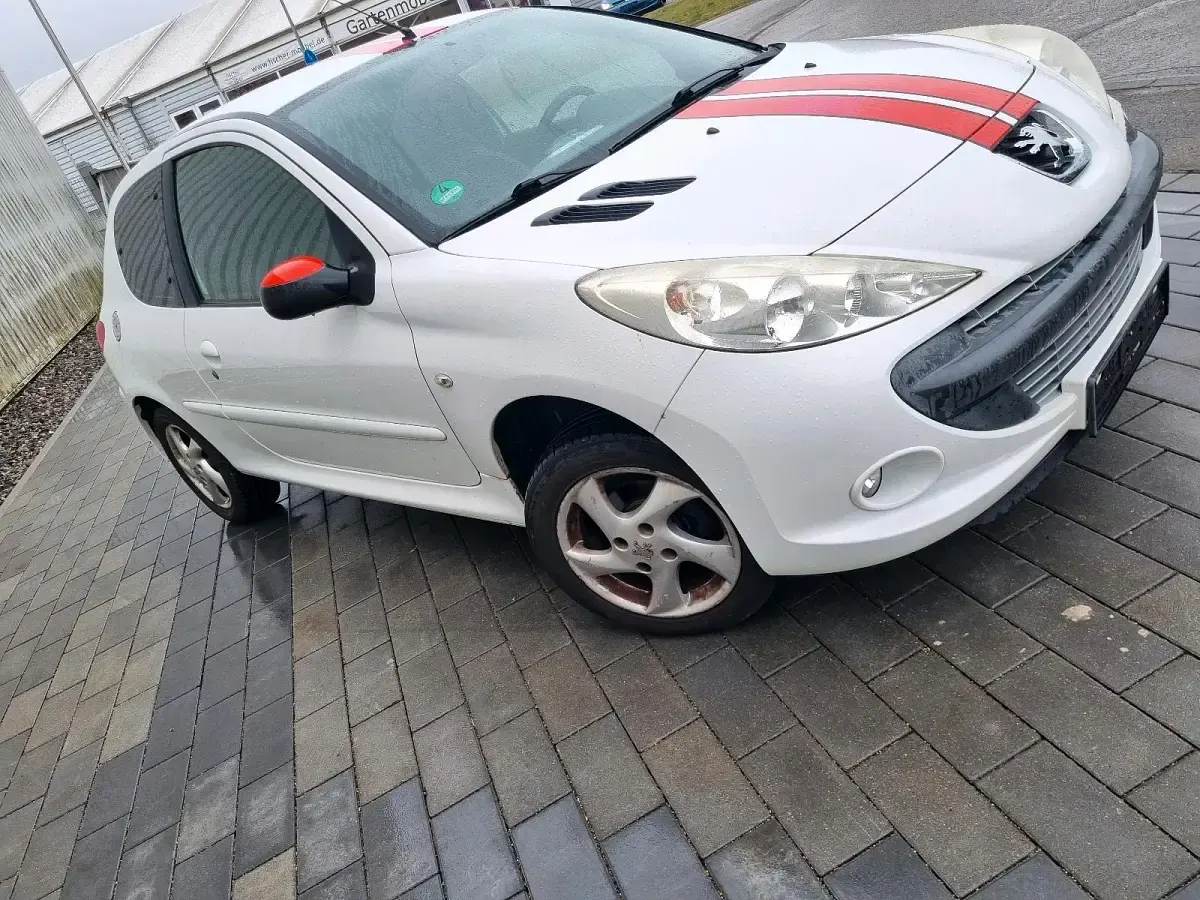 Gebraucht Peugeot 206+ 73 PS (53 kW) 2012 Weiß Kleinwagen