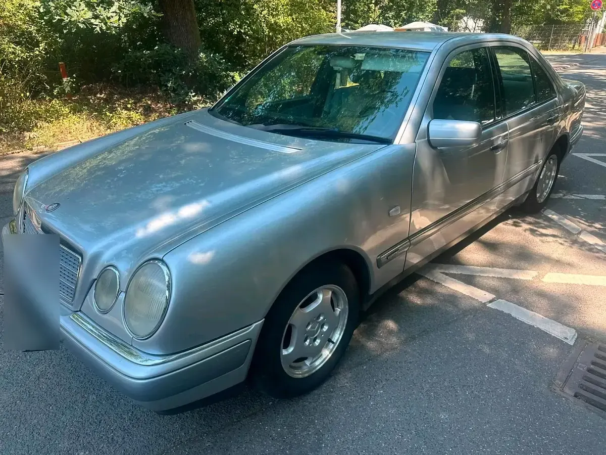 Gebraucht Mercedes E230 150 PS (110 kW) 1995 Grau Limousine