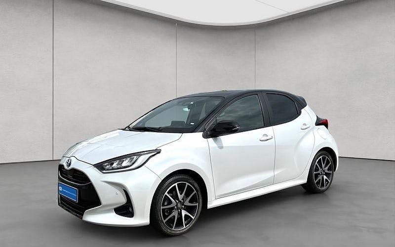 Weiß Gebraucht 2022 Toyota Yaris Hybrid Style Limousine | 22.980 € (Teuer) - Bild 1/4