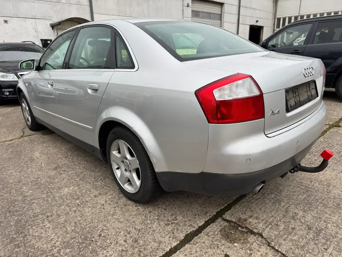 Używany Audi A4 130 KM (95 kW) 2001 Srebrny Sedan/Limuzyna
