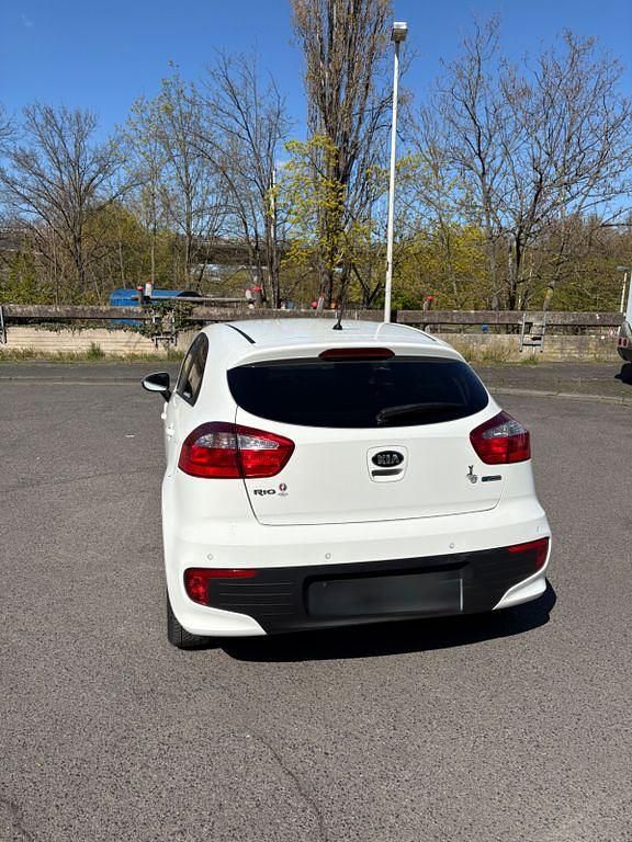 Gebraucht Kia Rio 84 PS (61 kW) 2016 Weiß Kleinwagen