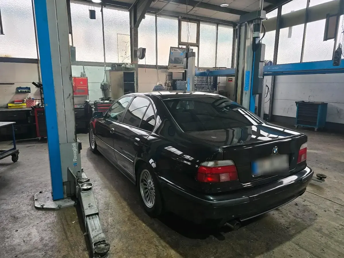 Gebraucht BMW 523 170 PS (125 kW) 2000 Schwarz Limousine