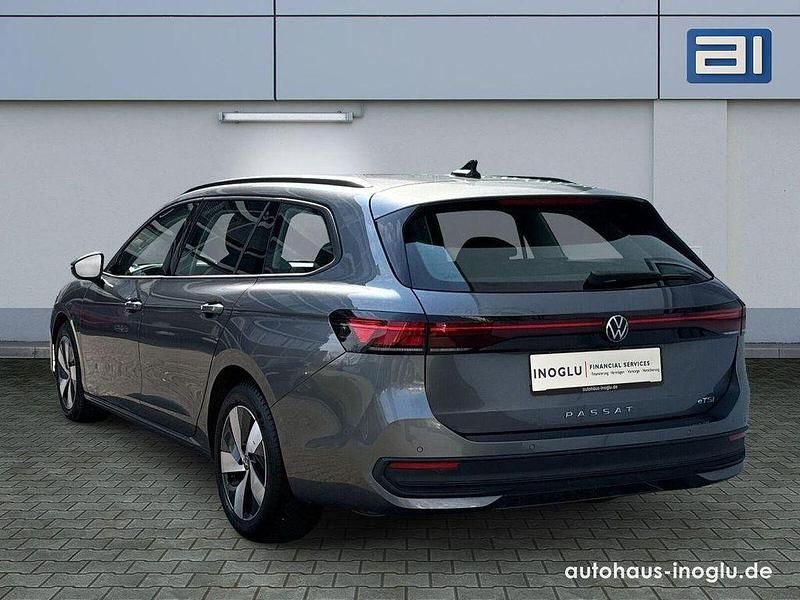 Gebraucht VW Passat R 150 PS (110 kW) 2025 Grau Kombi