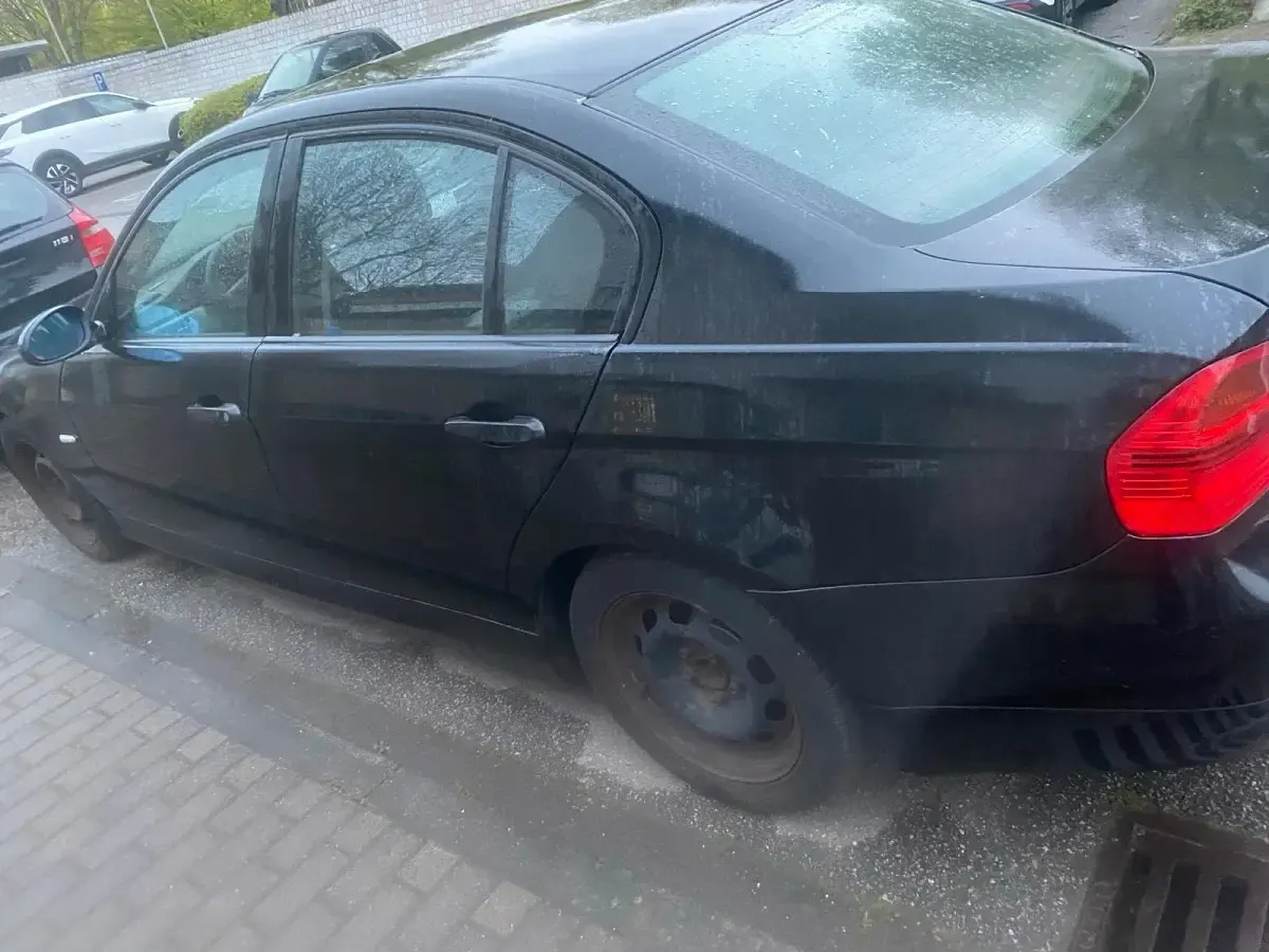 Gebraucht BMW 318 Basis 105 PS (77 kW) 2005 Schwarz Kleinwagen