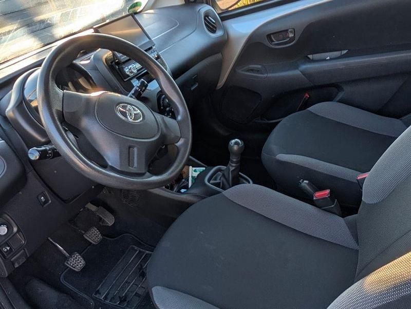 Silber Gebraucht 2016 Toyota Aygo Kleinwagen | 4.300 € (Etwas zu teuer) - Bild 1/4