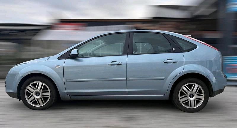 Gebraucht Ford Focus Ghia 101 PS (74 kW) 2005 Blau Limousine