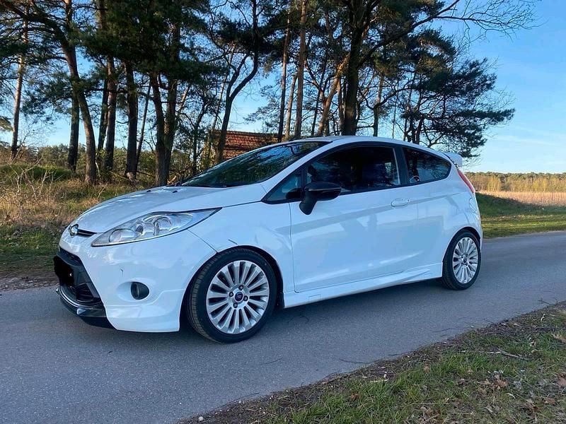 Gebraucht Ford Fiesta Individual 120 PS (88 kW) 2011 Weiß Kleinwagen