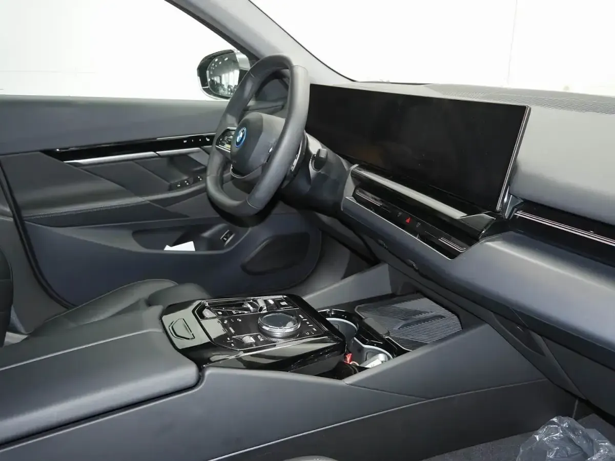 Gebraucht BMW 530e Comfort Edition 299 PS (219 kW) 2024 Schwarz Limousine