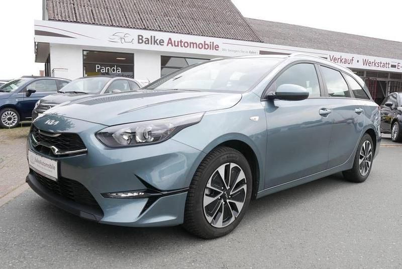 Yucca stahlgrün metallic Gebraucht 2024 Kia Ceed Sportswagon Kombi | 23.490 € (Superpreis) - Bild 1/4