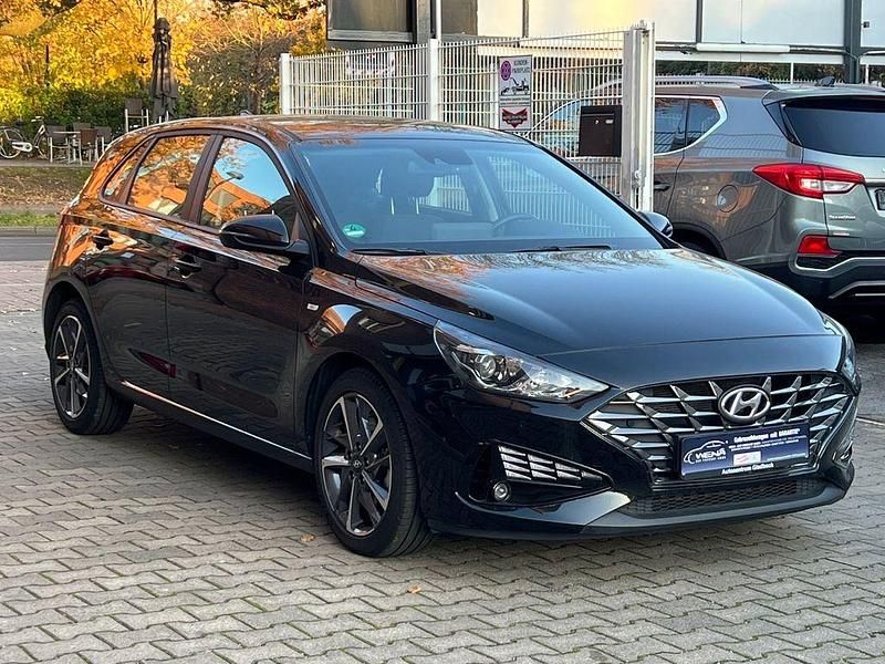 Schwarz Gebraucht 2023 Hyundai i30 Trend Limousine | 18.490 € (Fairer Preis) - Bild 1/4