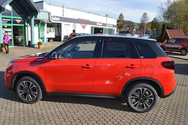 Gebraucht Suzuki Vitara Comfort+ 102 PS (75 kW) 2022 Bright red / black SUV