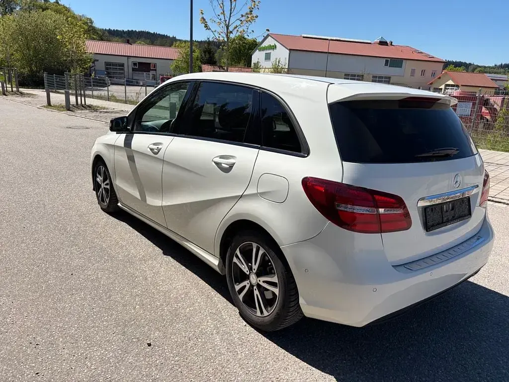 Gebraucht Mercedes B180 109 PS (80 kW) 2015 Weiß Van / Kleinbus